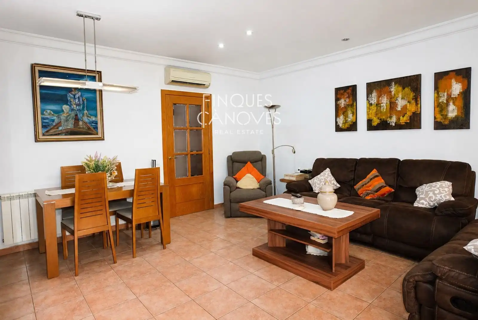Wohnzimmer von Einfamilien-Reihenhaus zum Verkauf in Salt mit Heizung, Terrasse und Abstellraum