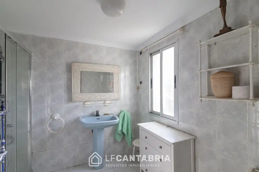 Dormitori de Casa o xalet en venda en Santander amb Jardí privat