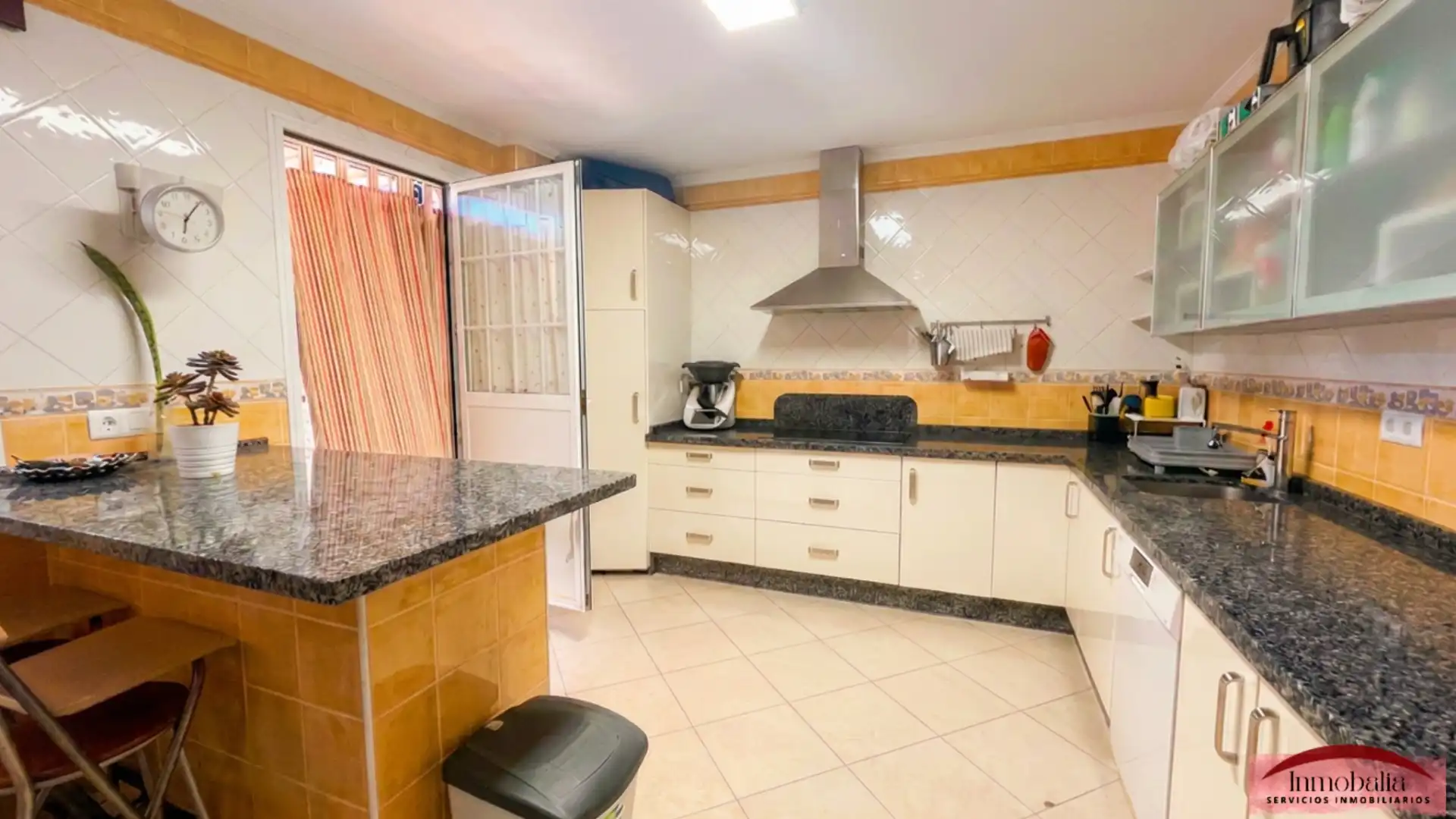 Cocina de Casa adosada en venta en Sevilla con Aire acondicionado y Balcón