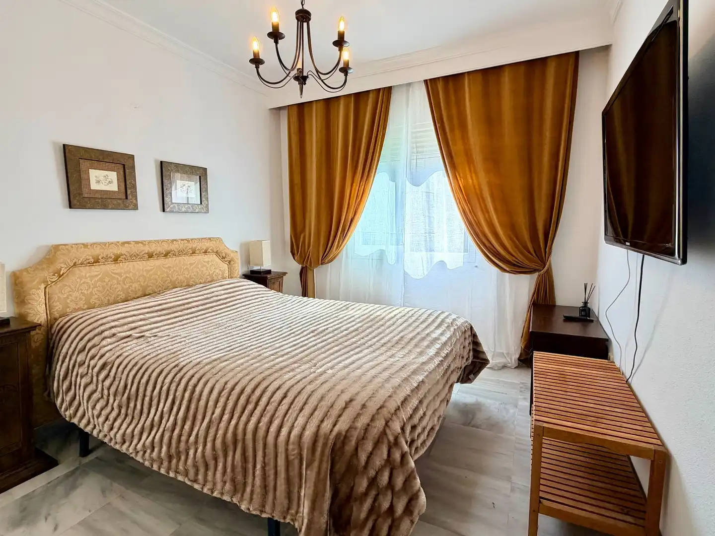Dormitori de Apartament de lloguer en Marbella amb Aire condicionat, Moblat i Piscina comunitària