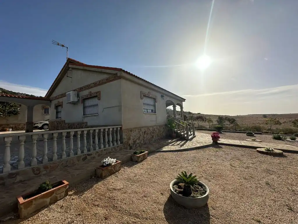 Vista exterior de Casa o xalet en venda en Magacela amb Jardí privat, Terrassa i Piscina