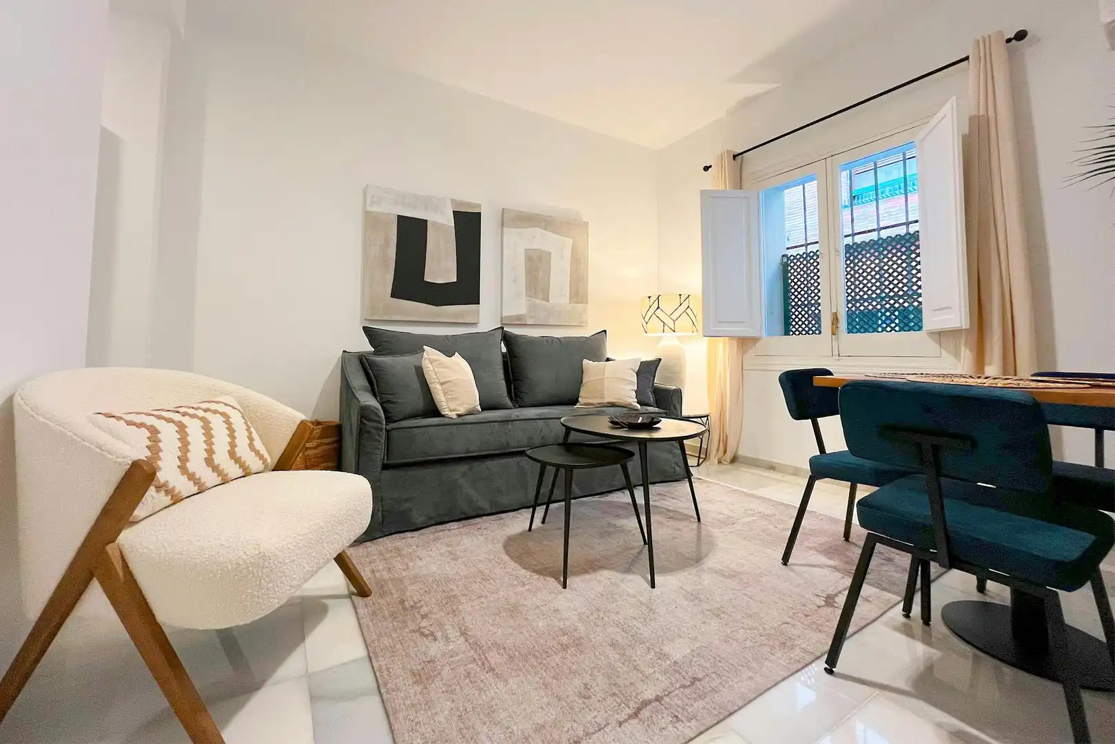 Living room of Flat for rent in  Sevilla Capital  with Air Conditioner, Heating and Washing machine