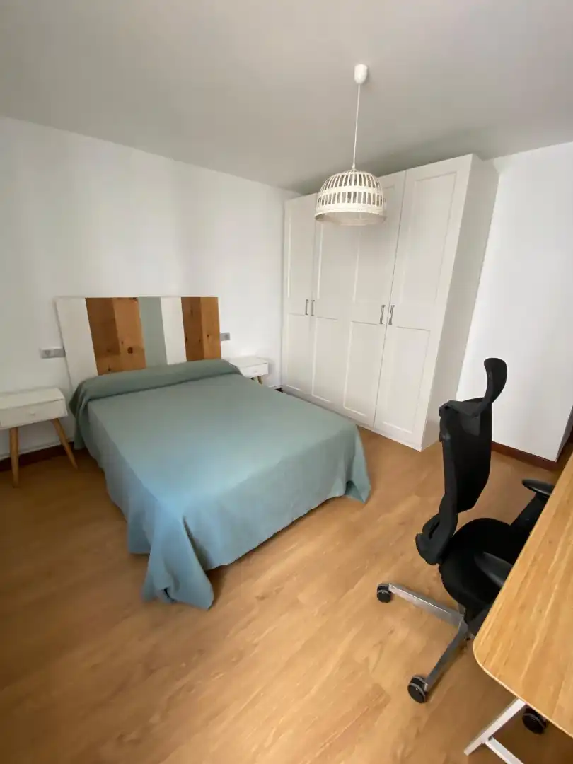 Schlafzimmer von Wohnung zur Miete in Gijón  mit Heizung, Parkett und Terrasse