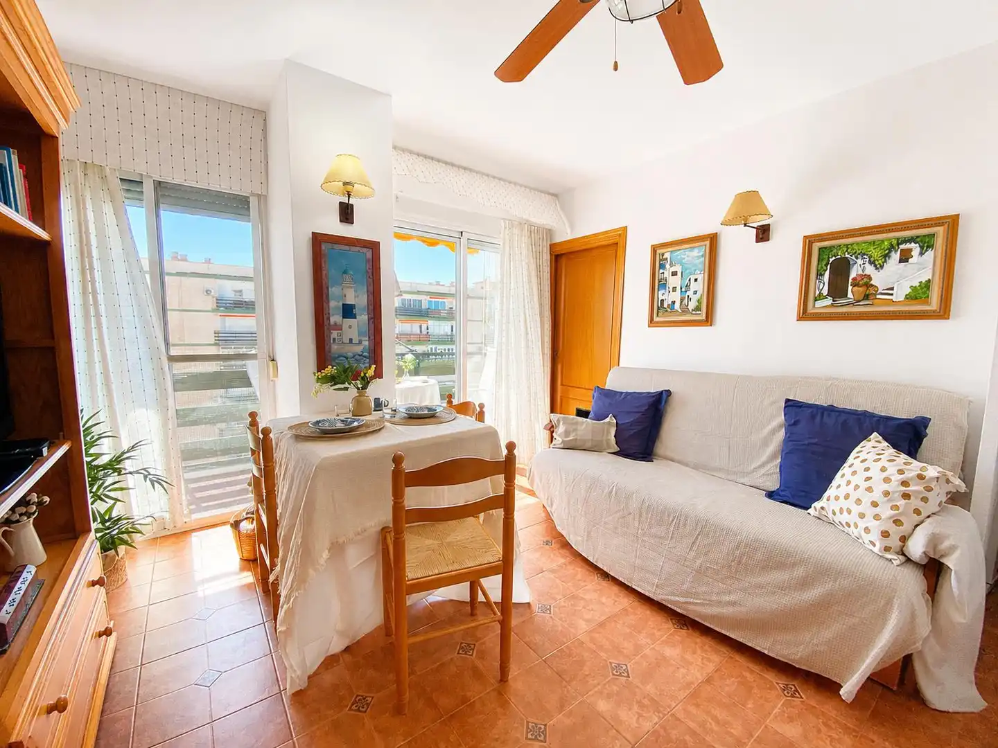 Sala de estar de Piso en venta en Benalmádena con Terraza, Amueblado y Piscina comunitaria