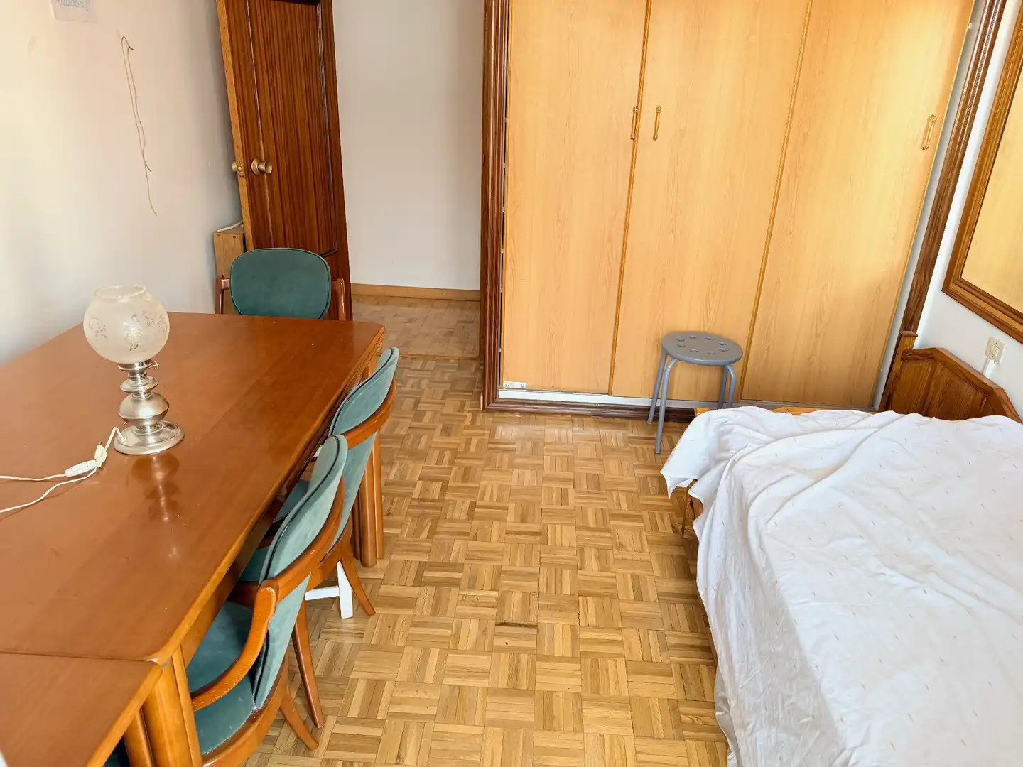 Dormitori de Pis en venda en León Capital  amb Calefacció, Parquet i Terrassa