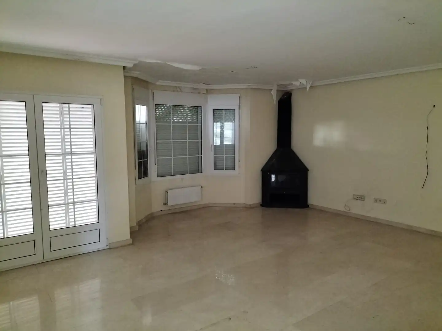 Sala de estar de Casa adosada en venta en Moralzarzal con Jardín privado, Terraza y Trastero
