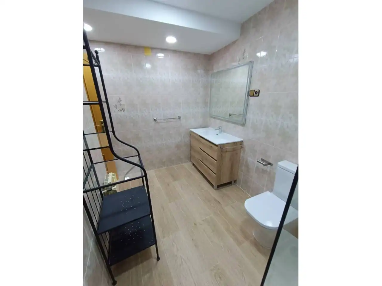 Baño de Piso de alquiler en Fuenlabrada con Calefacción, Terraza y Amueblado