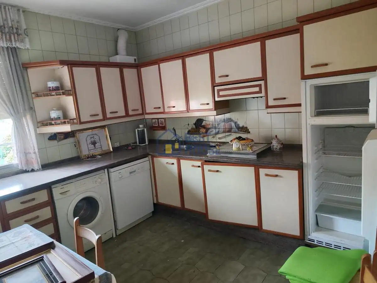 Cuina de Casa o xalet en venda en León Capital  amb Calefacció, Jardí privat i Parquet
