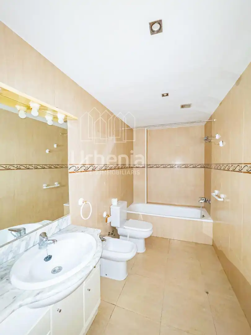 Bathroom of Flat for sale in Canyamars