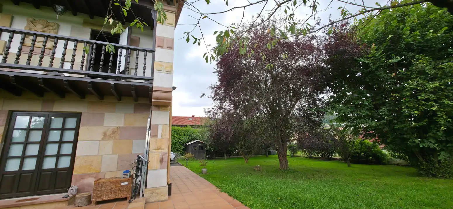 Jardí de Casa adosada en venda en Piélagos amb Jardí privat i Parquet
