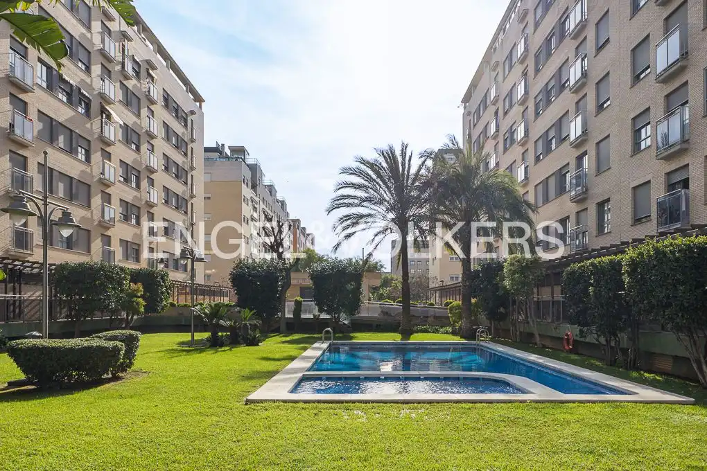 Vista exterior de Ático en venta en Valencia con Aire acondicionado, Calefacción y Jardín privado