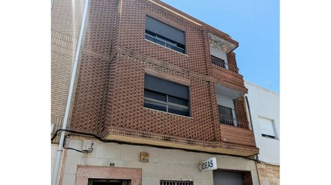 EDIFICIO DE TRES PLANTAS EN VENTA EN SAX EN ZONA CENTRO