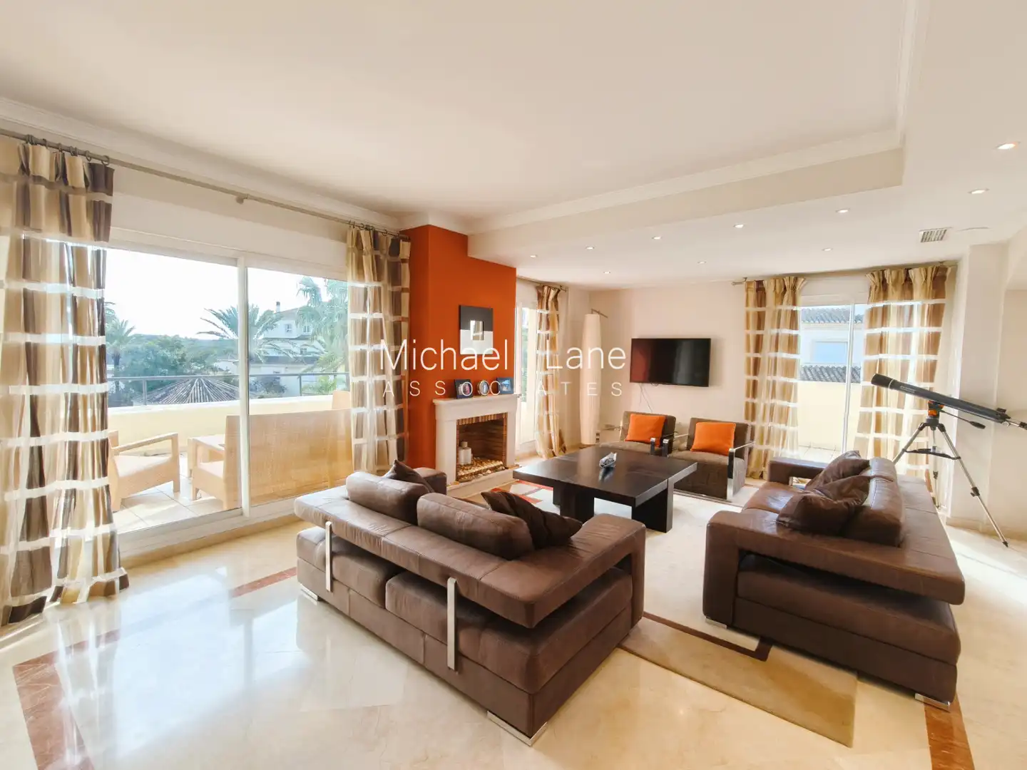 Sala d'estar de Àtic en venda en Sotogrande amb Aire condicionat, Terrassa i Traster