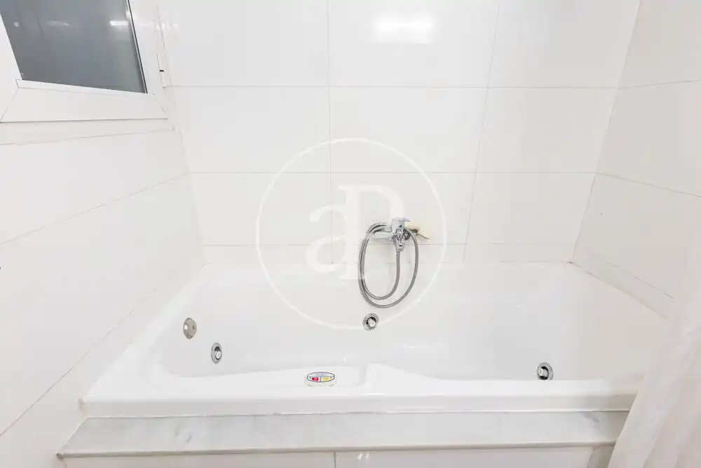 Baño de Piso en venta en Valencia con Aire acondicionado, Calefacción y Balcón