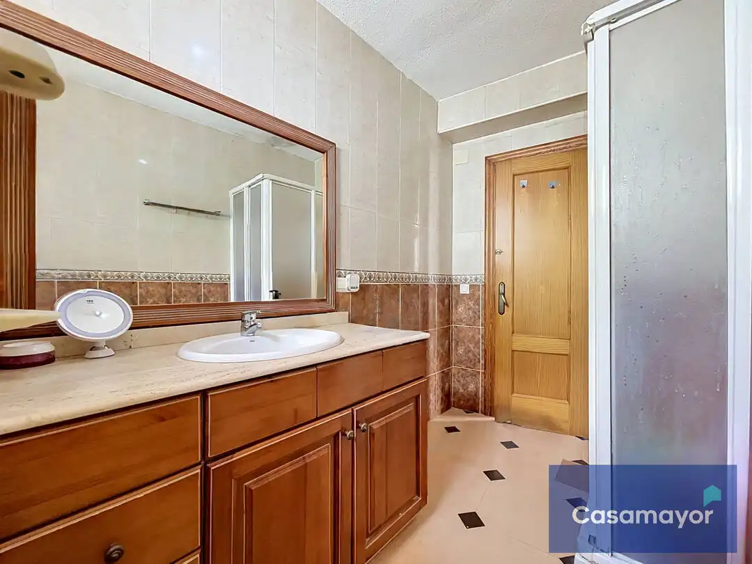 Badezimmer von Wohnung zum Verkauf in Alicante / Alacant mit Klimaanlage, Heizung und Terrasse