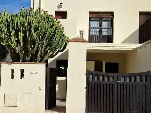 Vista exterior de Casa adosada en venda en Níjar amb Aire condicionat, Piscina i Balcó