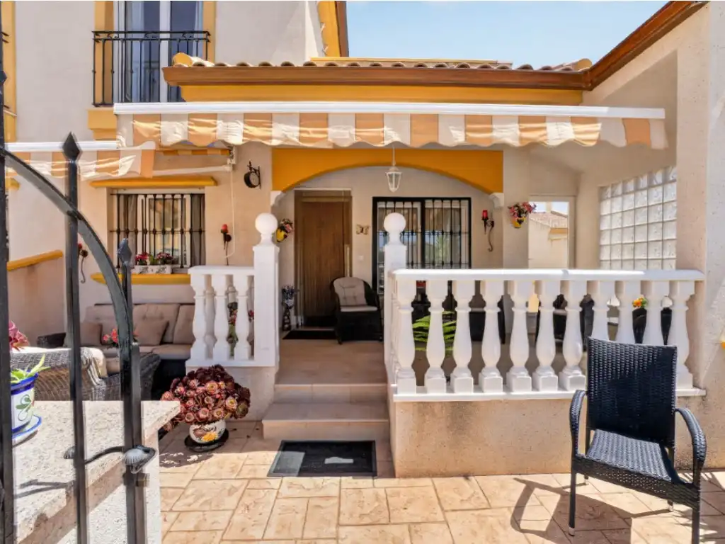 Terrassa de Casa adosada en venda en Torrevieja amb Aire condicionat, Moblat i Forn