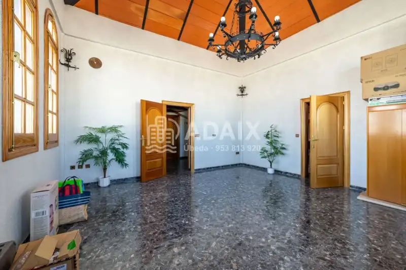 Haus oder Chalet zum Verkauf in Úbeda mit Terrasse, Abstellraum und Balkon