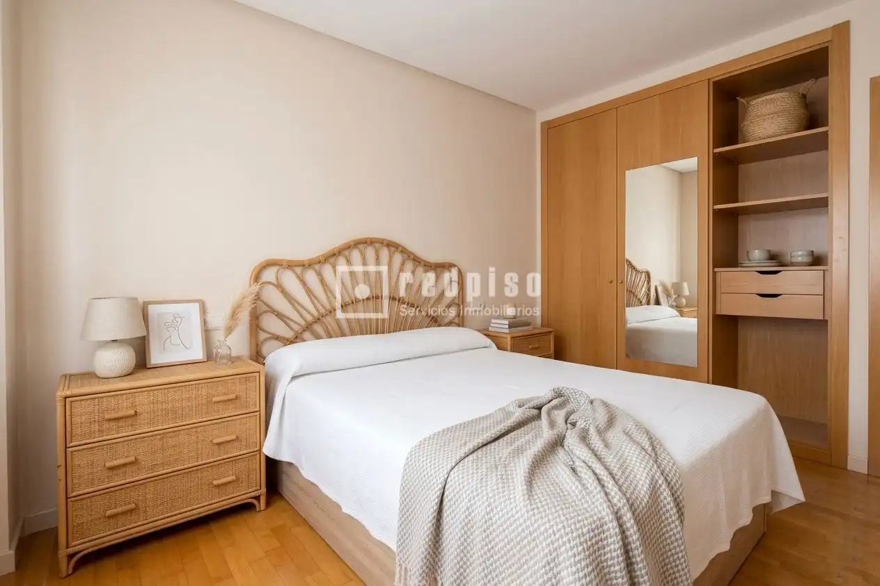Schlafzimmer von Wohnung zur Miete in Madrid mit Schwimmbad