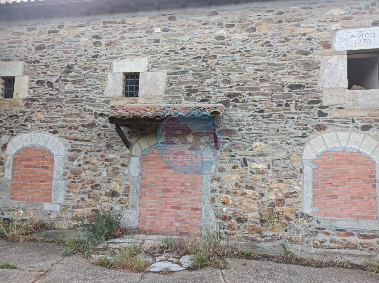 Vista exterior de Casa o xalet en venda en Alija del Infantado amb Jardí privat