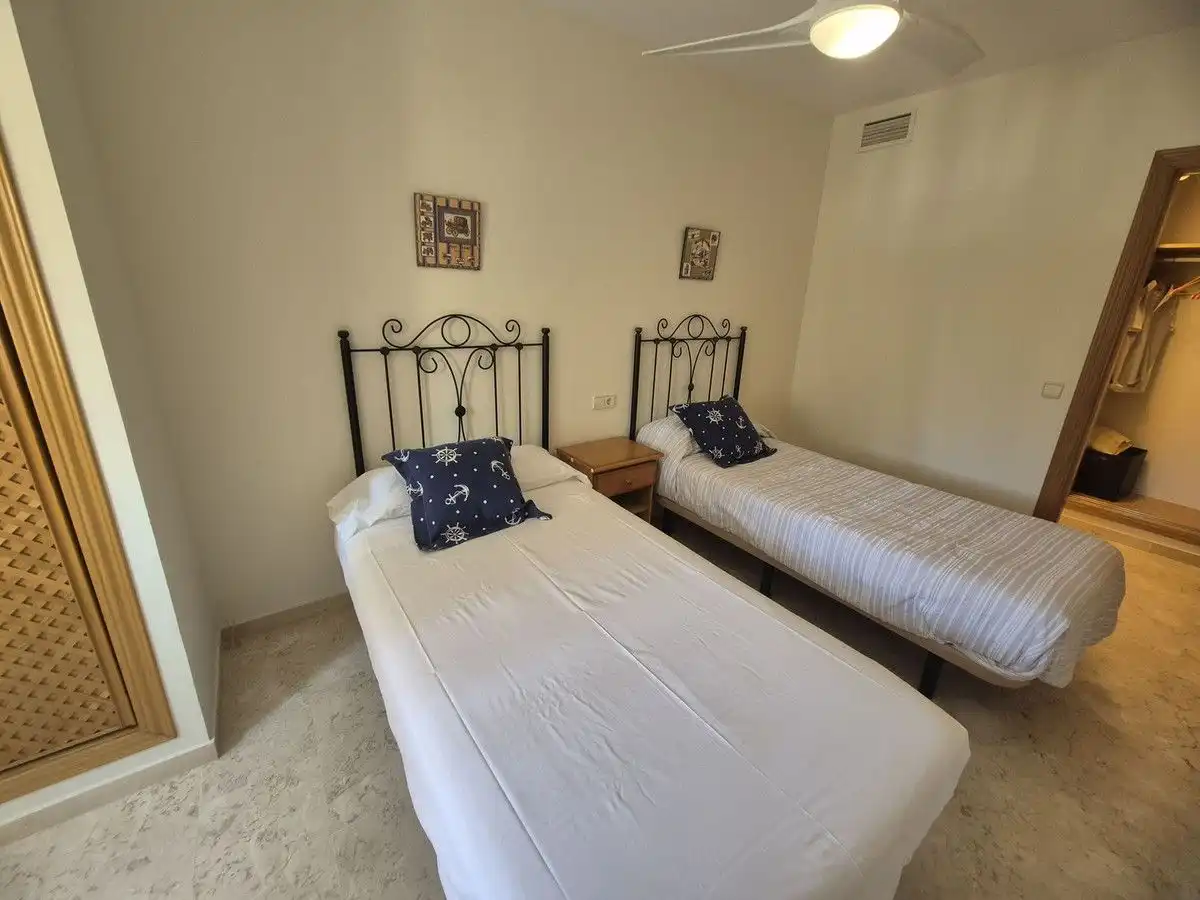 Dormitori de Apartament de lloguer en Estepona amb Aire condicionat, Calefacció i Terrassa