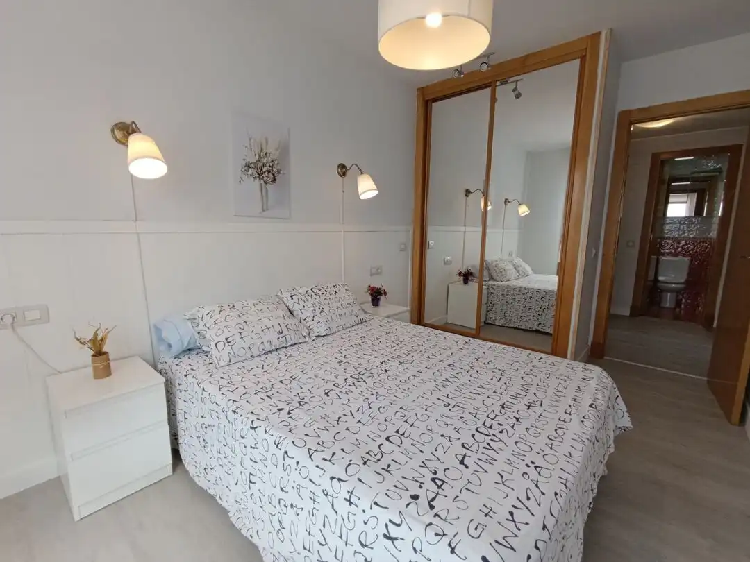 Schlafzimmer von Wohnung zur Miete in Gijón  mit Heizung und Balkon