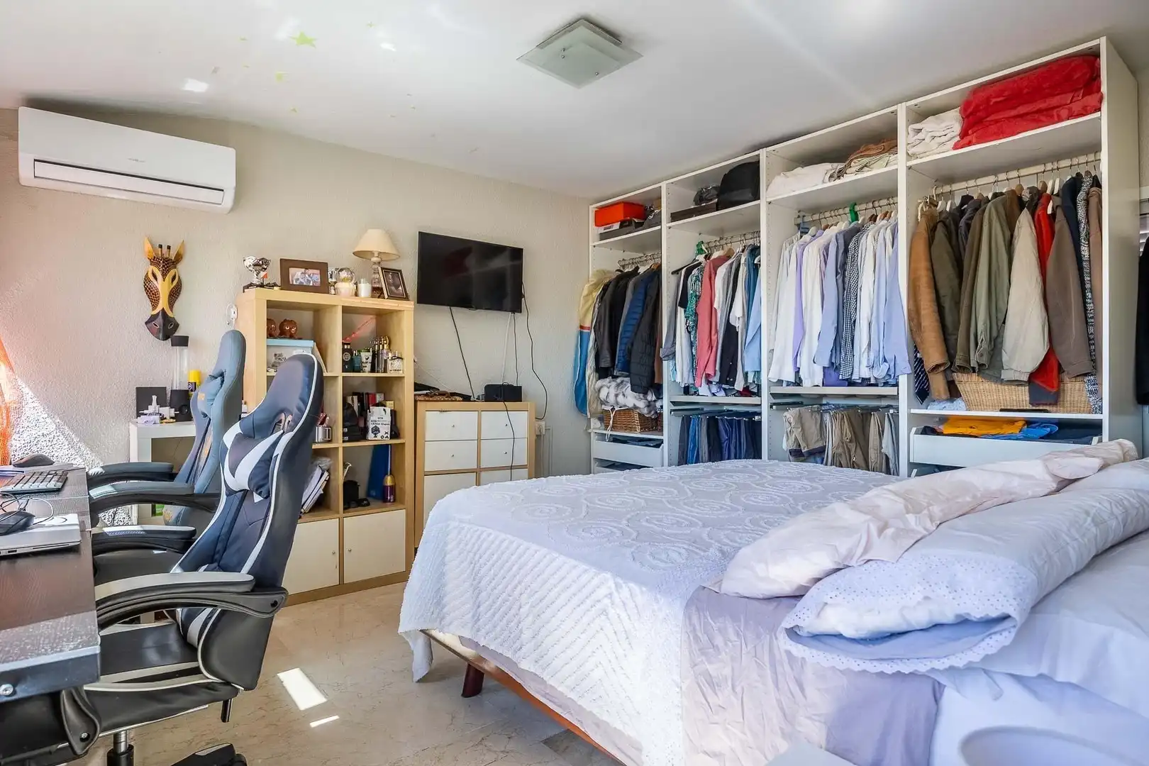 Schlafzimmer von Haus oder Chalet zum Verkauf in Tomares mit Klimaanlage, Heizung und Privatgarten