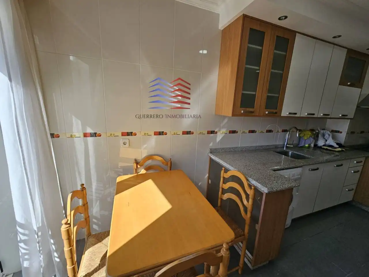 Cuina de Pis de lloguer en Ourense Capital  amb Calefacció, Parquet i Traster