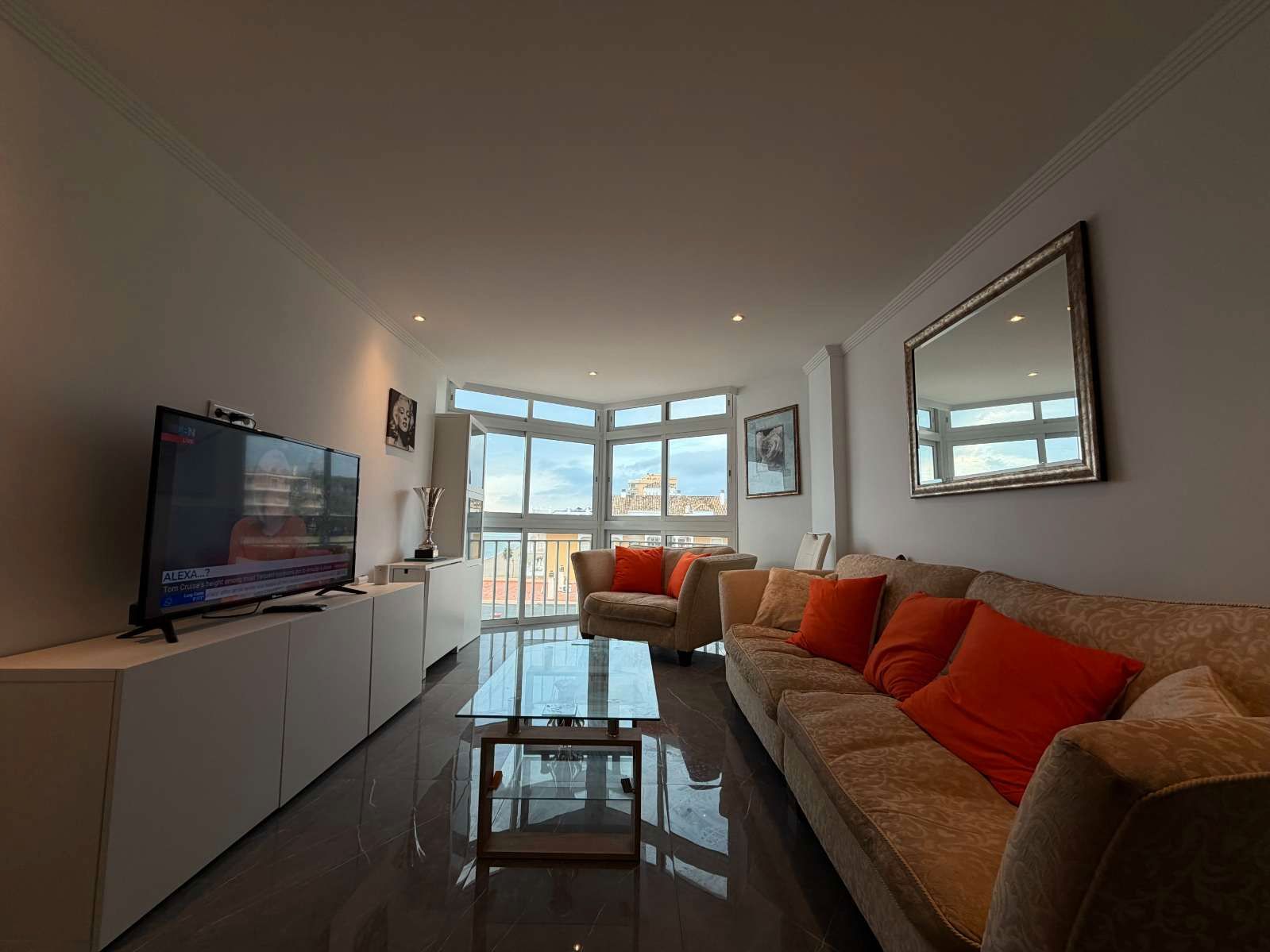 Sala de estar de Piso en venta en Fuengirola con Terraza, Amueblado y Piscina comunitaria