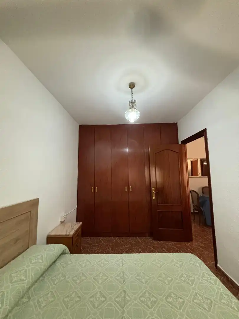 Habitación de Piso de alquiler en Granada con Aire acondicionado y Amueblado