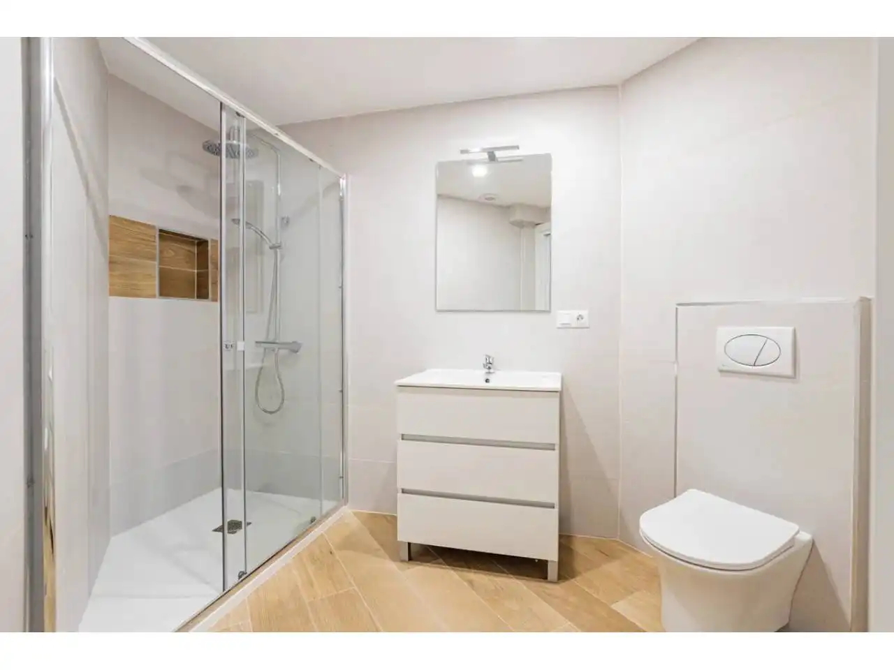 Bany de Apartament en venda en Barcelona amb Aire condicionat, Parquet i Moblat