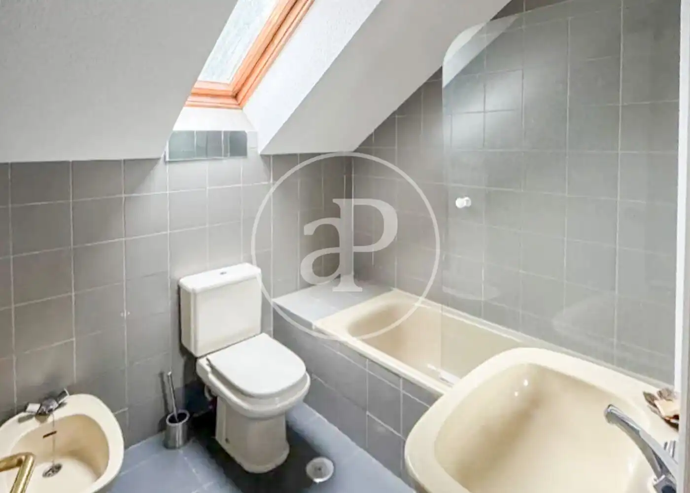 Badezimmer von Wohnung zum Verkauf in Majadahonda mit Klimaanlage, Heizung und Privatgarten
