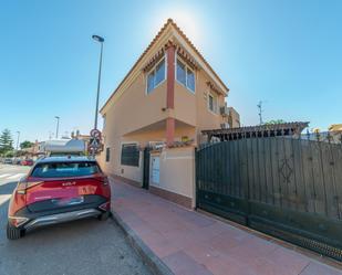 Vista exterior de Casa adosada en venda en San Javier amb Aire condicionat, Terrassa i Balcó