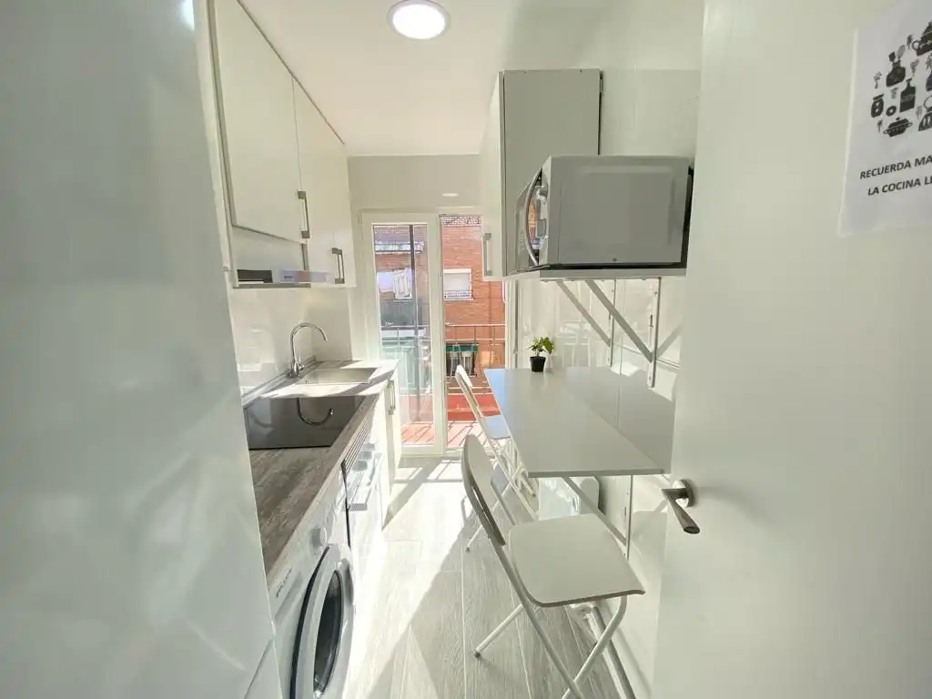 Room in Calle Encarnación Oviol, 43, Los Rosales