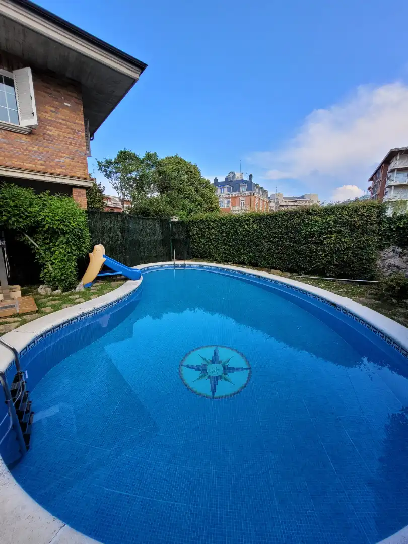 Schwimmbecken von Haus oder Chalet zur Miete in Castro-Urdiales mit Heizung, Privatgarten und Terrasse