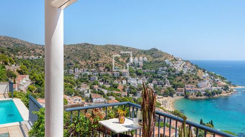 Vive frente al Mediterráneo villa con piscina y vistas al mar en Canyelles