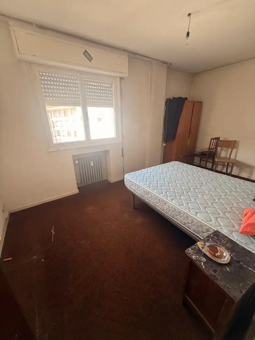 Dormitori de Pis en venda en Oviedo  amb Calefacció