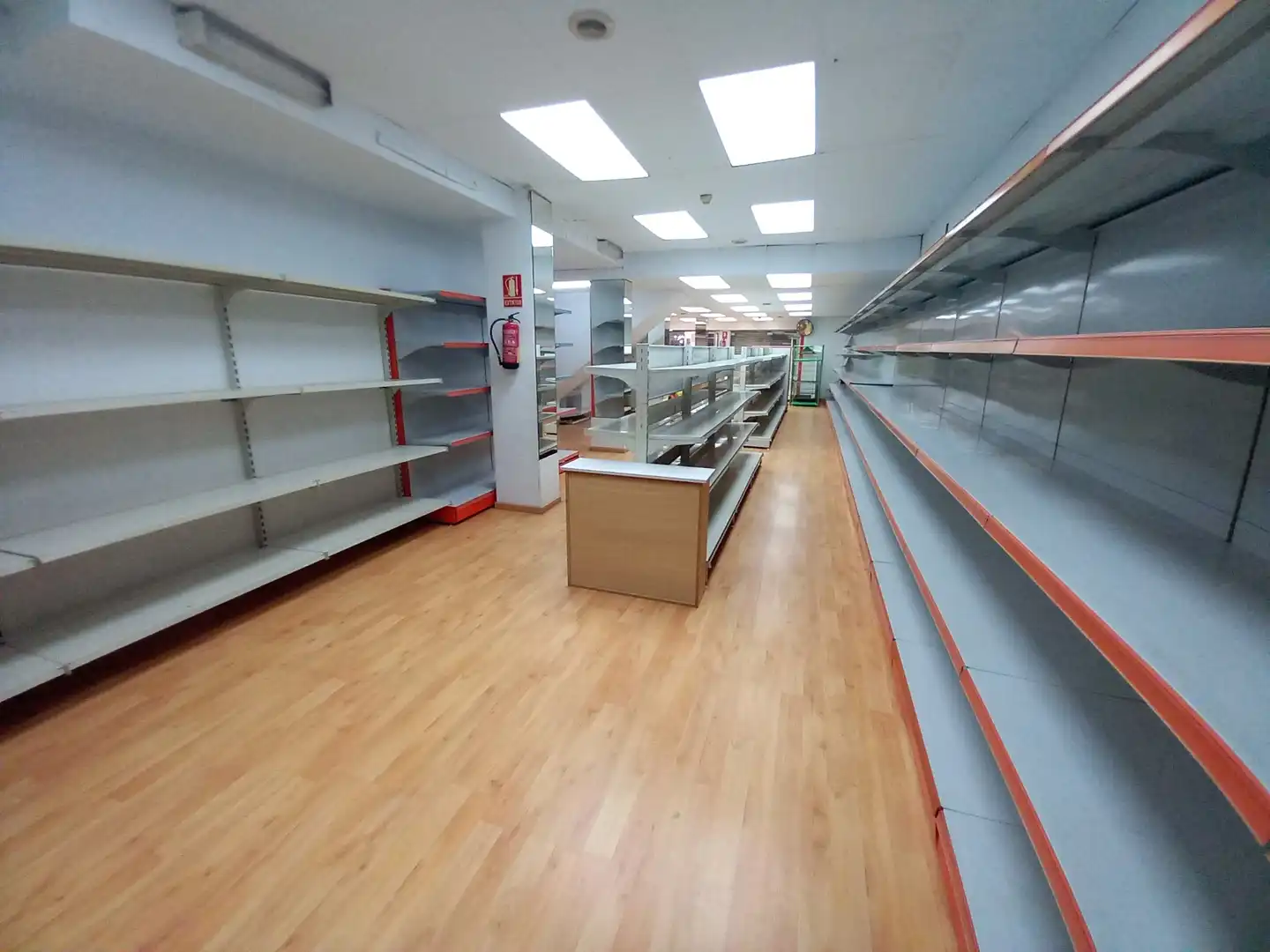 Local de alquiler en L'Hospitalet de Llobregat con Parquet