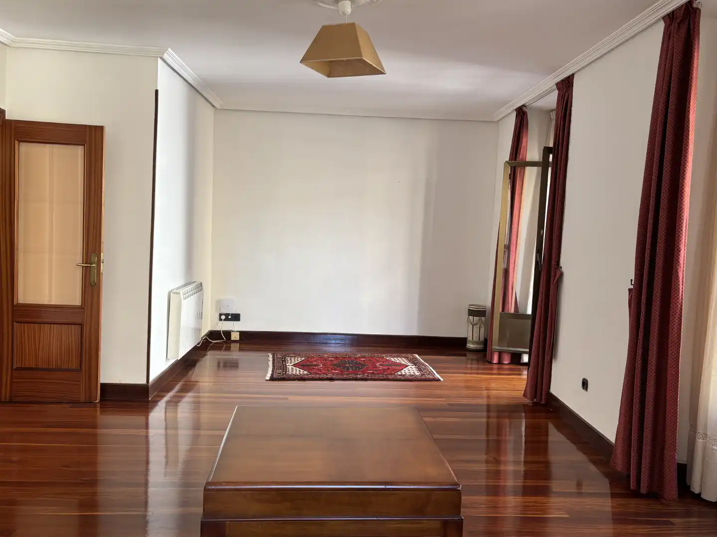 Sala d'estar de Pis en venda en Donostia - San Sebastián  amb Calefacció, Parquet i Forn