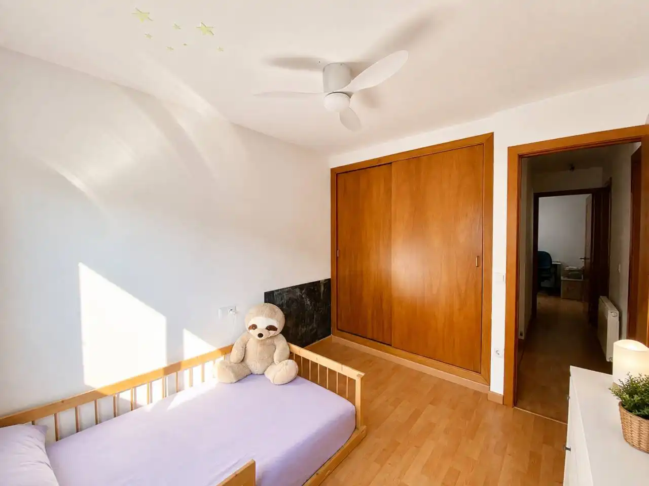 Habitación de Casa adosada en venta en Sant Joan Les Fonts con Calefacción, Parquet y Terraza