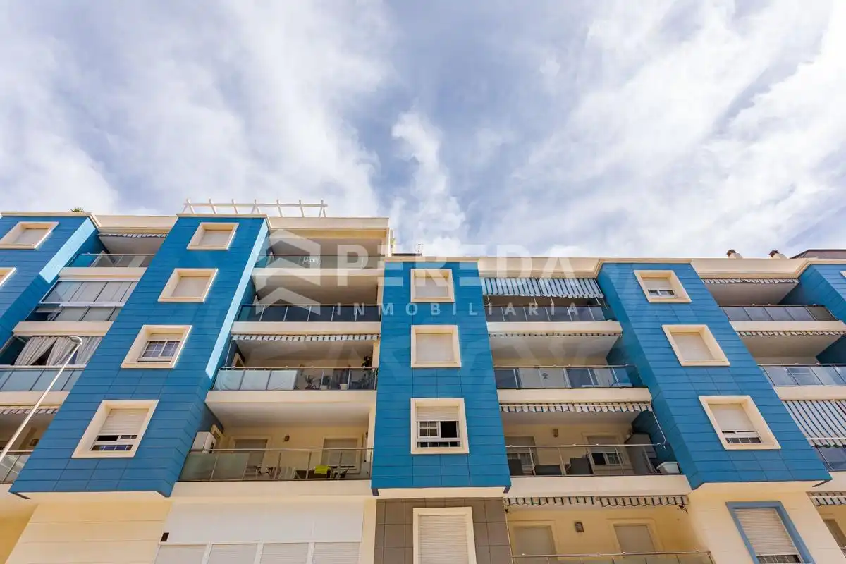 Vista exterior de Ático en venta en Roquetas de Mar con Aire acondicionado, Terraza y Piscina comunitaria