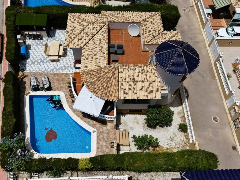 House with pool for sale in Poligono F-2 Filipinas Oeste