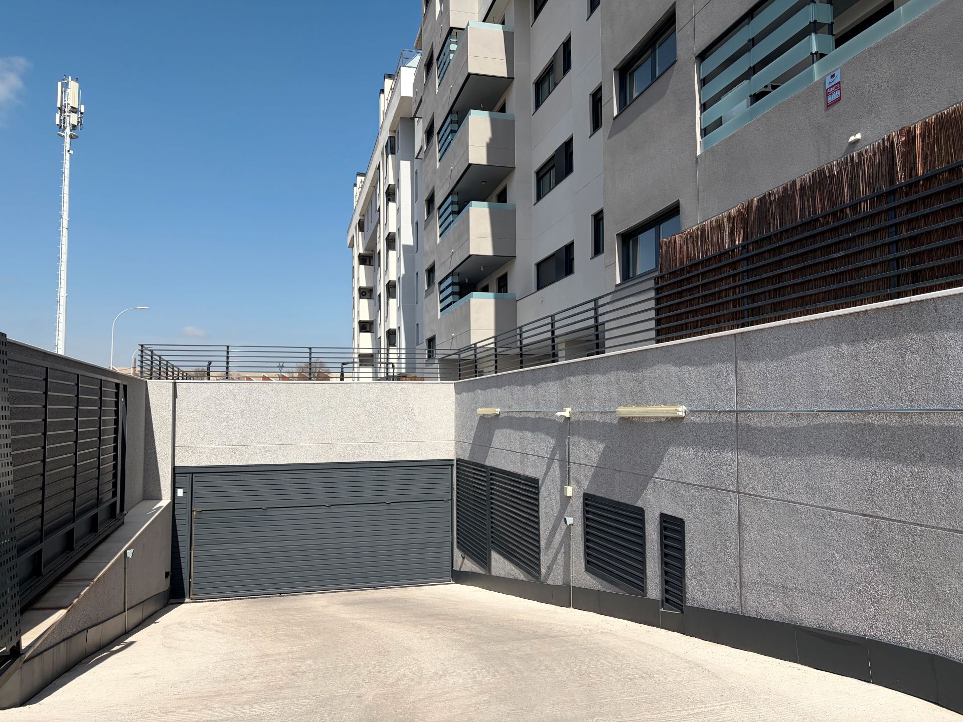 Vista exterior de Garaje en venta en Alcalá de Henares