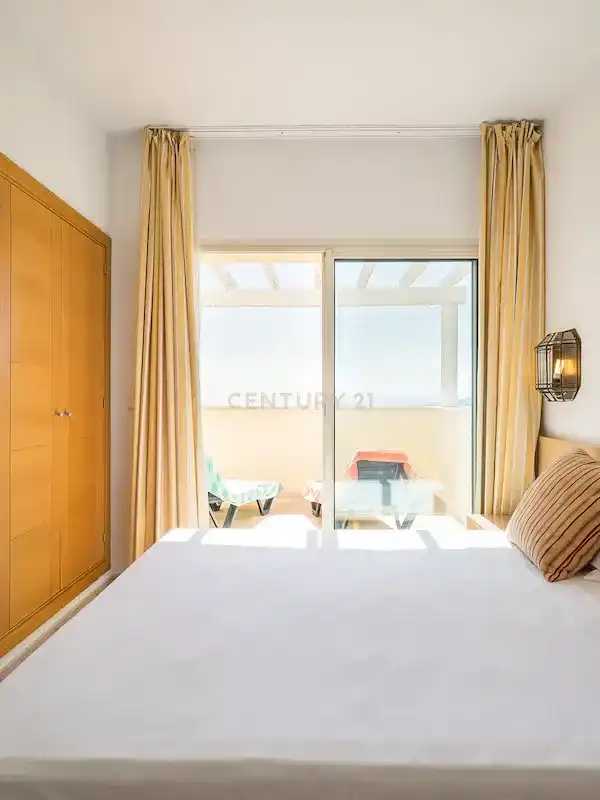 Schlafzimmer von Wohnungen zum Verkauf in Manilva mit Klimaanlage, Privatgarten und Schwimmbad