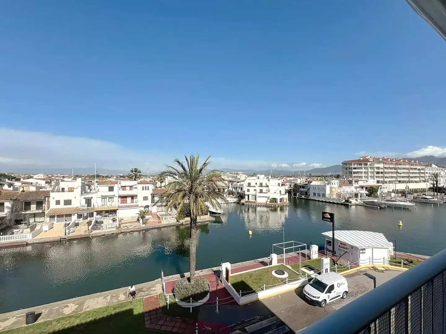 Vista exterior de Estudi en venda en Empuriabrava amb Terrassa i Moblat
