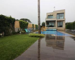 Piscina de Casa o xalet en venda en Sanxenxo amb Calefacció, Jardí privat i Terrassa