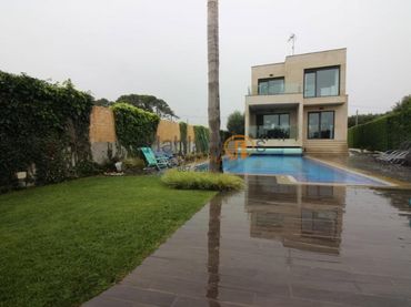 Chalet con piscina en venta en Noalla