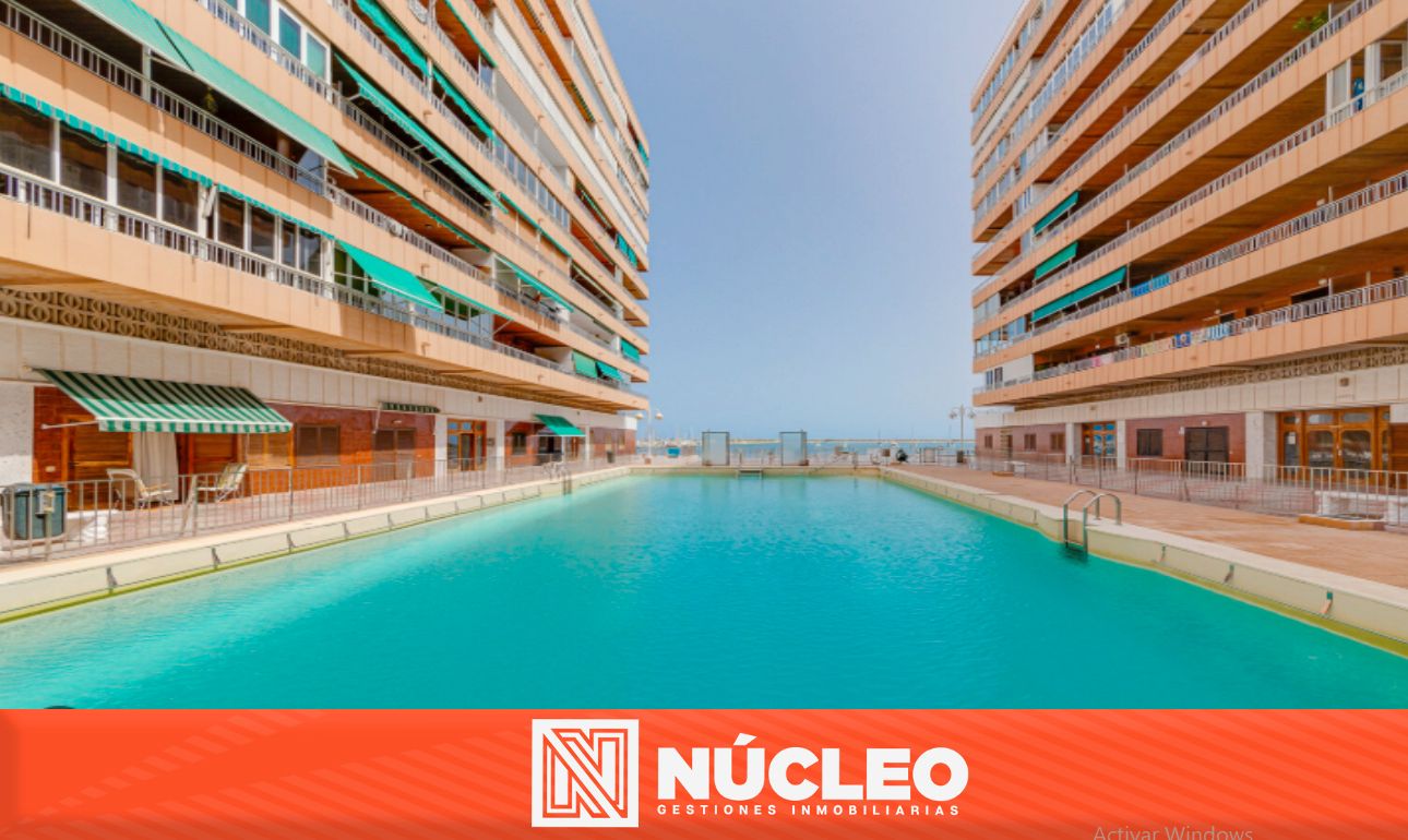 Vista exterior de Pis en venda en Torrevieja amb Forn, Microones i Piscina comunitària