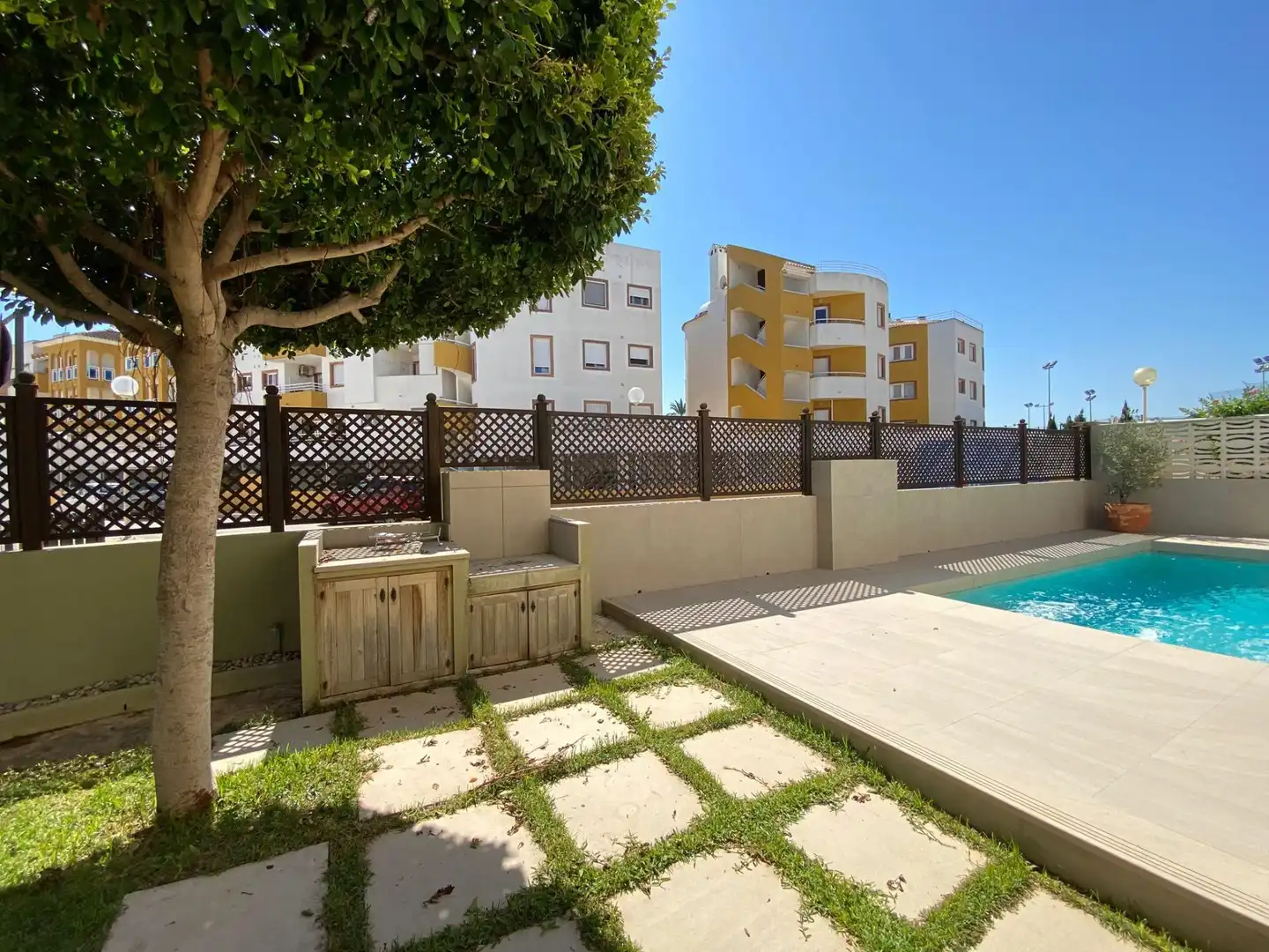 Vista exterior de Casa adosada en venda en Oliva amb Aire condicionat, Calefacció i Jardí privat