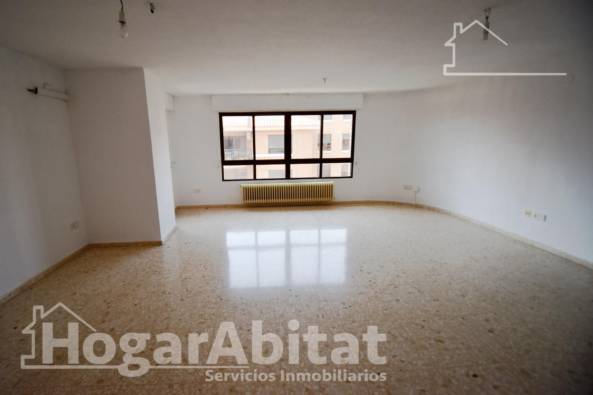 Sala de estar de Piso en venta en Castellón de la Plana / Castelló de la Plana con Calefacción, Terraza y Trastero